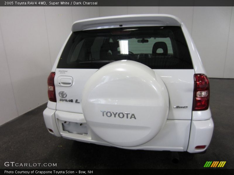 Super White / Dark Charcoal 2005 Toyota RAV4 4WD