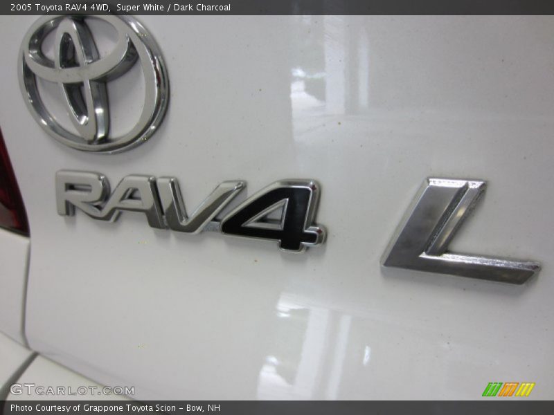 Super White / Dark Charcoal 2005 Toyota RAV4 4WD