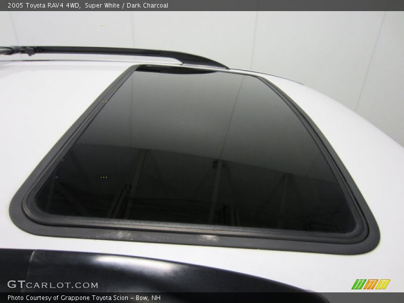 Super White / Dark Charcoal 2005 Toyota RAV4 4WD