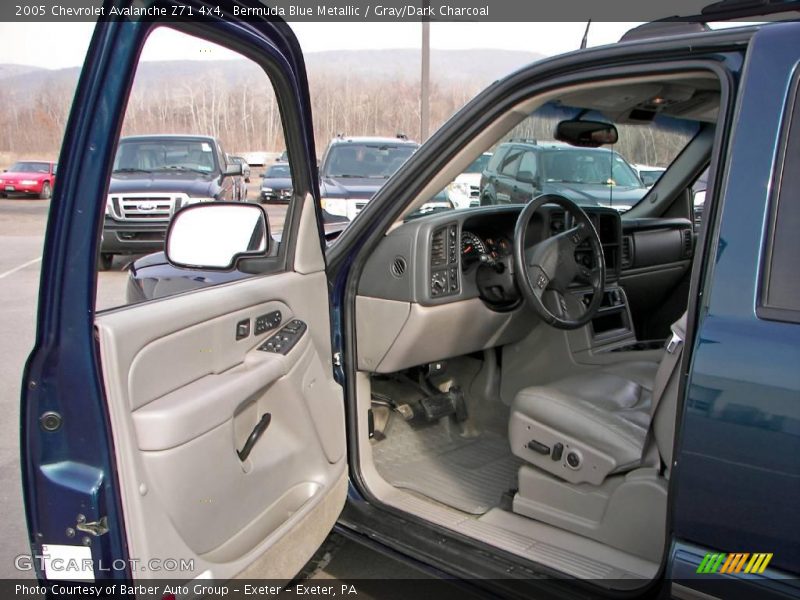 Bermuda Blue Metallic / Gray/Dark Charcoal 2005 Chevrolet Avalanche Z71 4x4