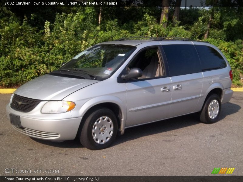 Front 3/4 View of 2002 Town & Country eL