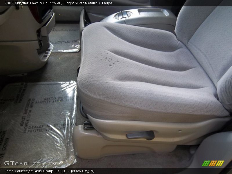 Bright Silver Metallic / Taupe 2002 Chrysler Town & Country eL