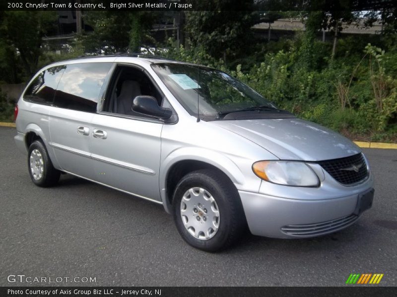 Front 3/4 View of 2002 Town & Country eL