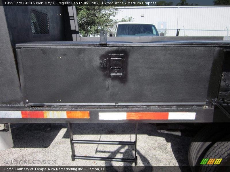 Oxford White / Medium Graphite 1999 Ford F450 Super Duty XL Regular Cab Utility Truck