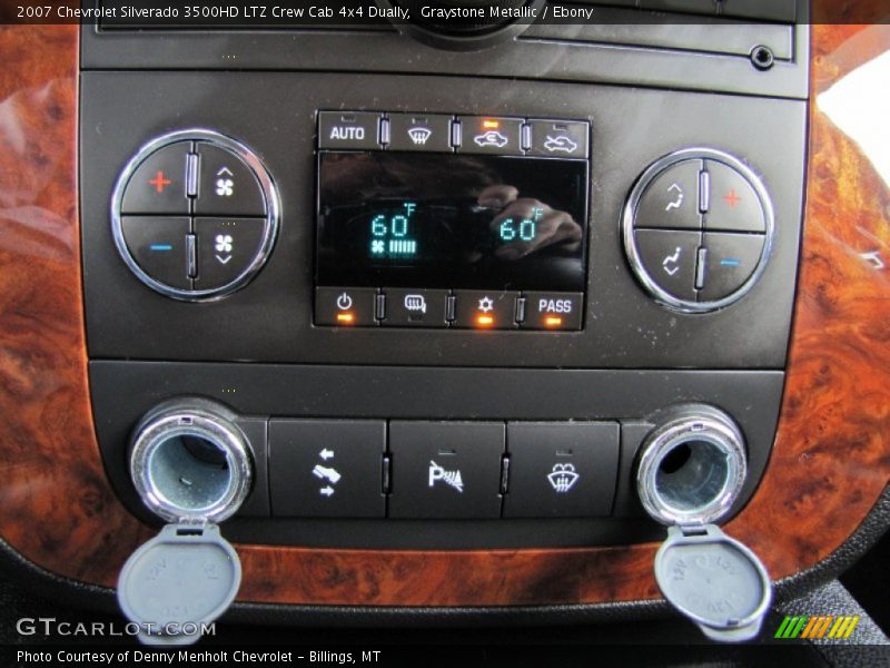 Controls of 2007 Silverado 3500HD LTZ Crew Cab 4x4 Dually