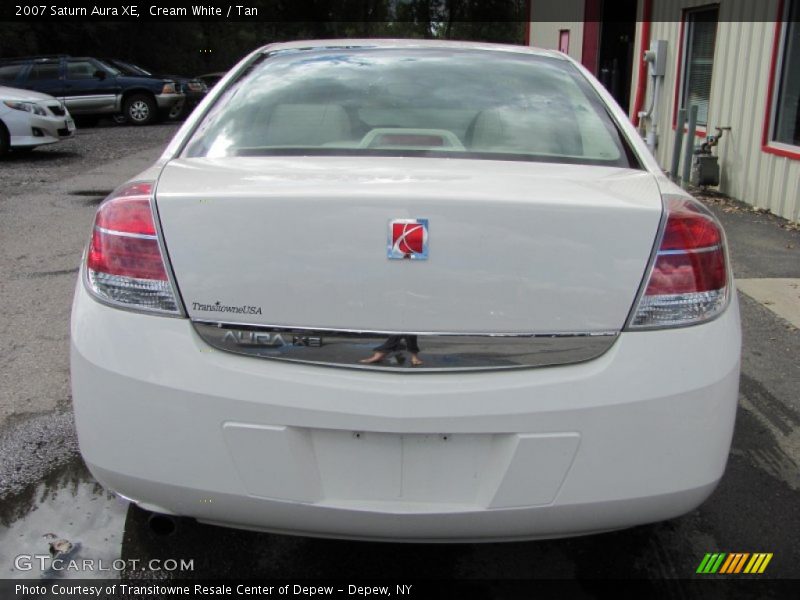 Cream White / Tan 2007 Saturn Aura XE