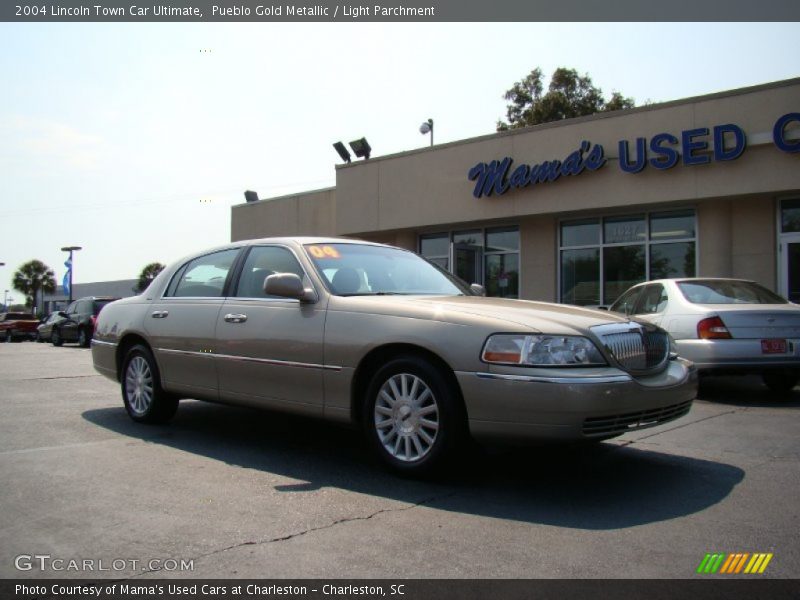 Pueblo Gold Metallic / Light Parchment 2004 Lincoln Town Car Ultimate