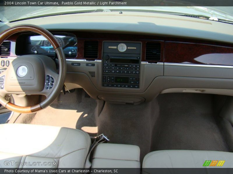 Pueblo Gold Metallic / Light Parchment 2004 Lincoln Town Car Ultimate