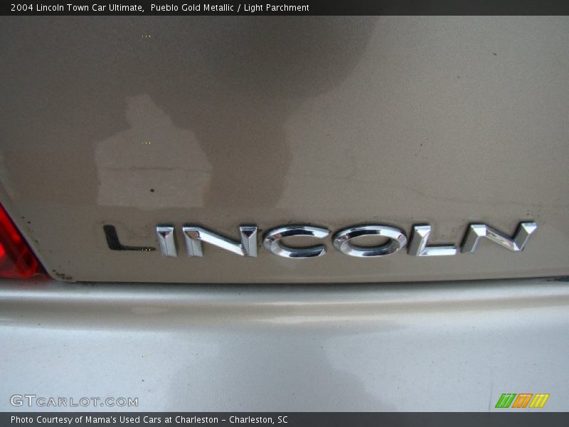 Pueblo Gold Metallic / Light Parchment 2004 Lincoln Town Car Ultimate