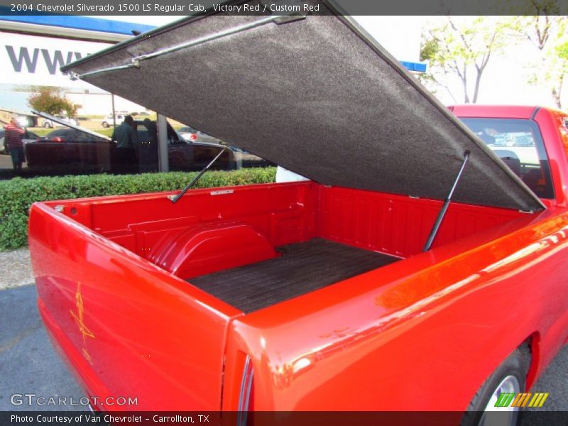 Victory Red / Custom Red 2004 Chevrolet Silverado 1500 LS Regular Cab