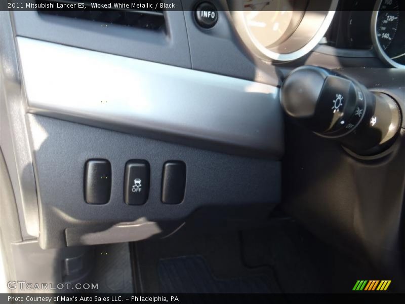 Wicked White Metallic / Black 2011 Mitsubishi Lancer ES