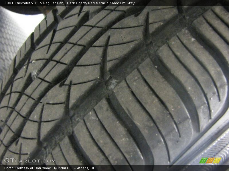 Dark Cherry Red Metallic / Medium Gray 2001 Chevrolet S10 LS Regular Cab