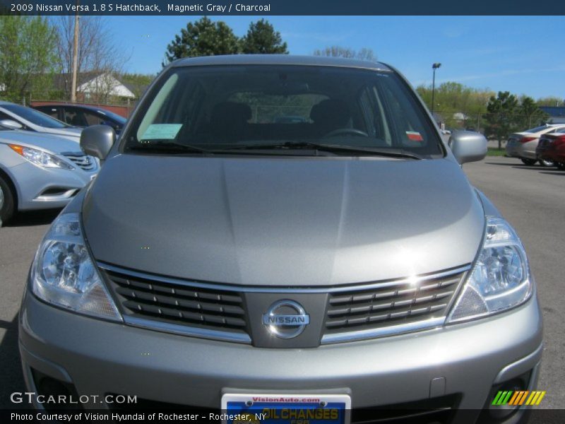Magnetic Gray / Charcoal 2009 Nissan Versa 1.8 S Hatchback