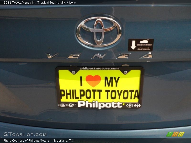 Tropical Sea Metallic / Ivory 2011 Toyota Venza I4