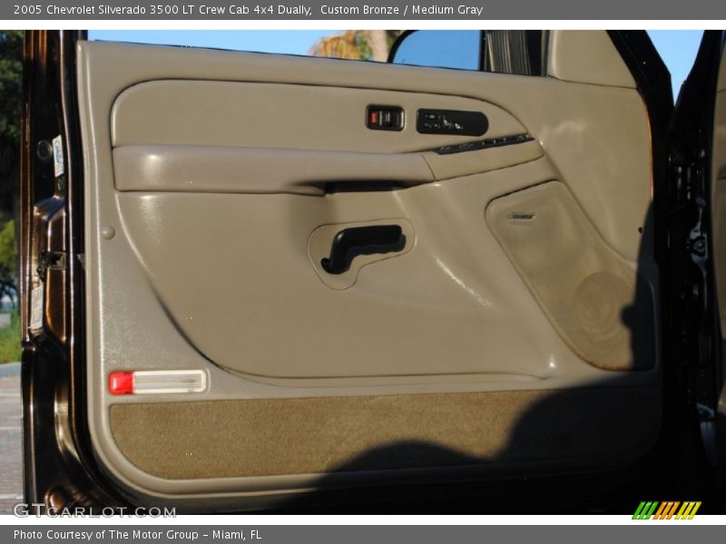 Door Panel of 2005 Silverado 3500 LT Crew Cab 4x4 Dually