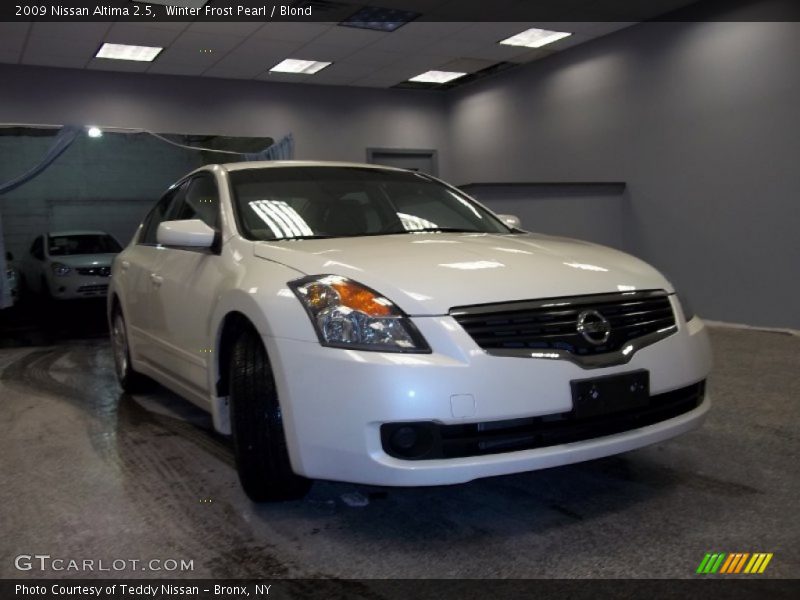 Winter Frost Pearl / Blond 2009 Nissan Altima 2.5