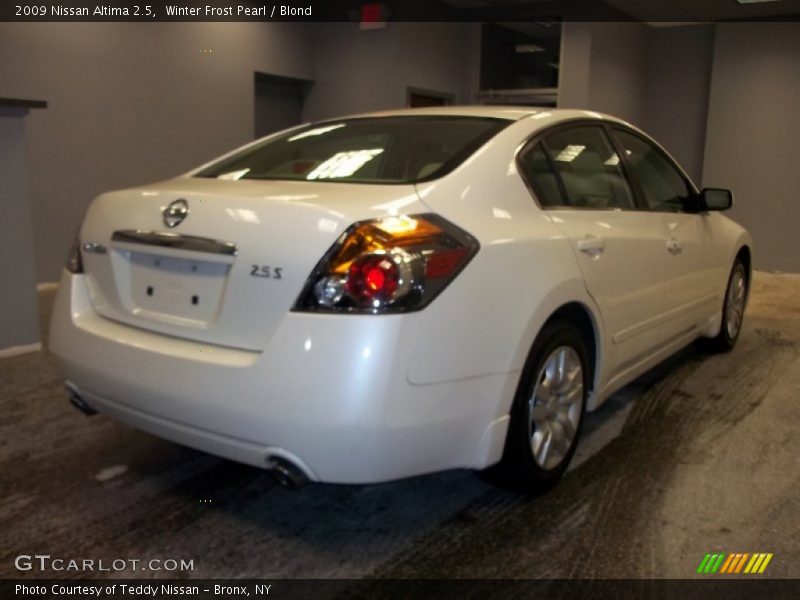 Winter Frost Pearl / Blond 2009 Nissan Altima 2.5