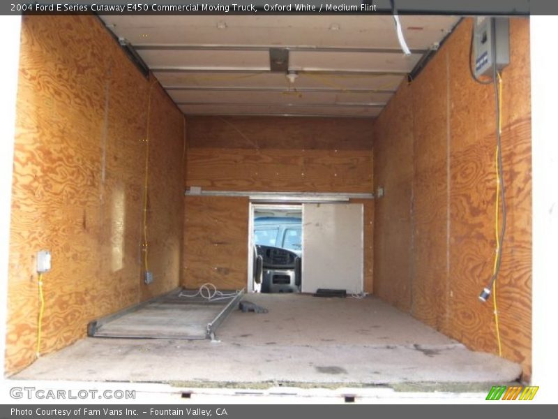 Oxford White / Medium Flint 2004 Ford E Series Cutaway E450 Commercial Moving Truck