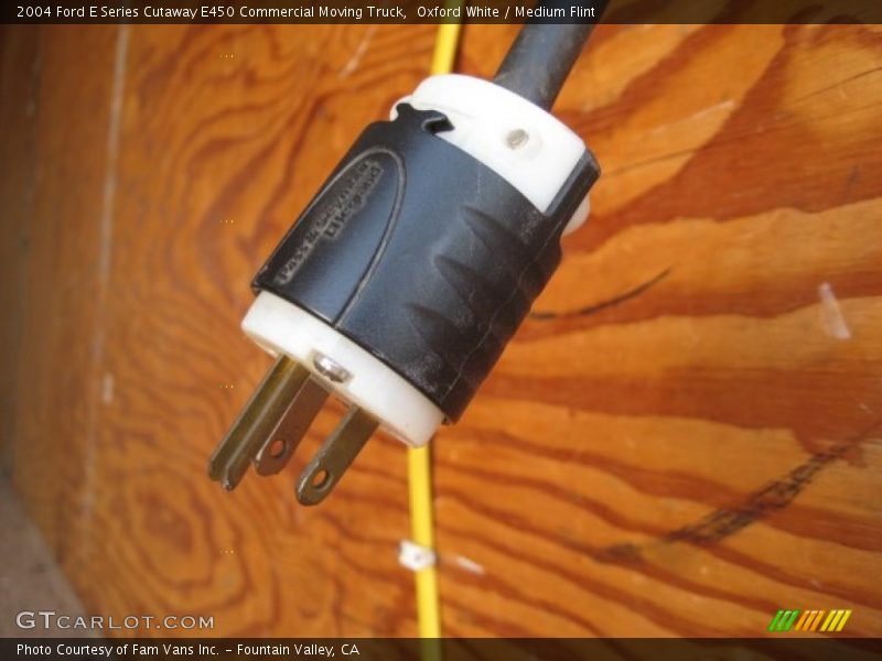 Oxford White / Medium Flint 2004 Ford E Series Cutaway E450 Commercial Moving Truck