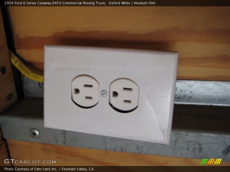 Oxford White / Medium Flint 2004 Ford E Series Cutaway E450 Commercial Moving Truck