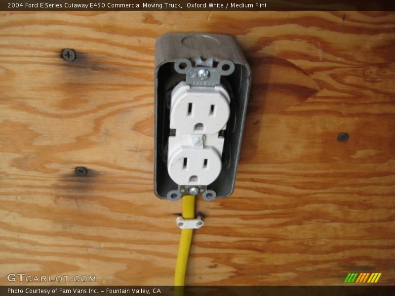 Oxford White / Medium Flint 2004 Ford E Series Cutaway E450 Commercial Moving Truck