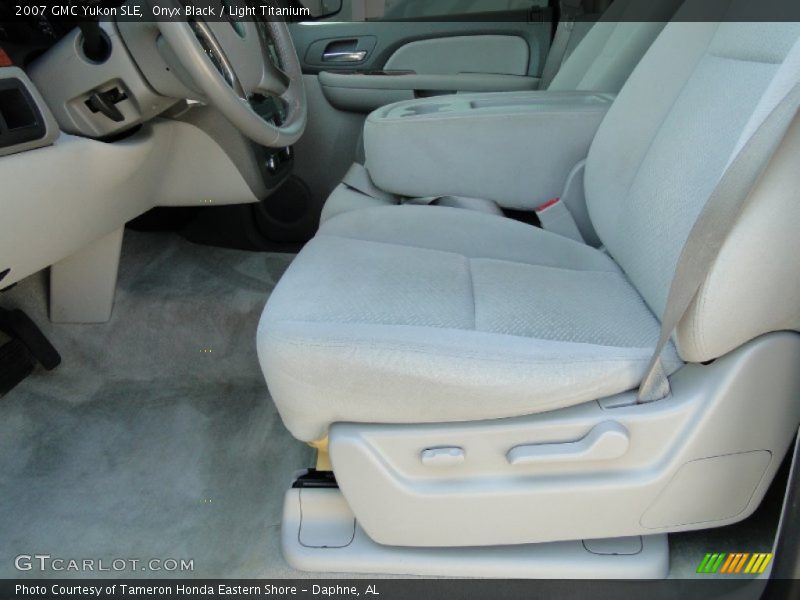 Onyx Black / Light Titanium 2007 GMC Yukon SLE