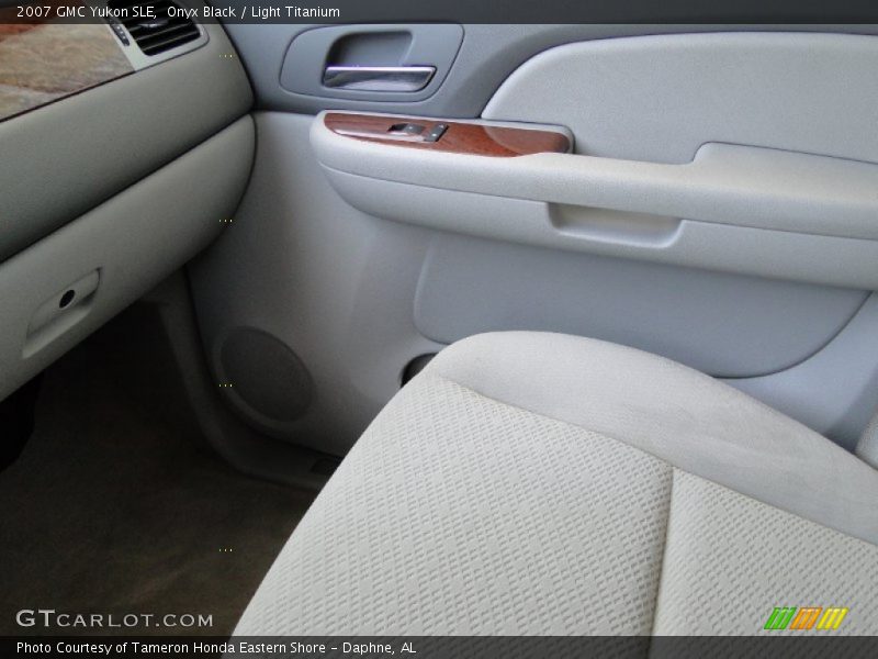 Onyx Black / Light Titanium 2007 GMC Yukon SLE