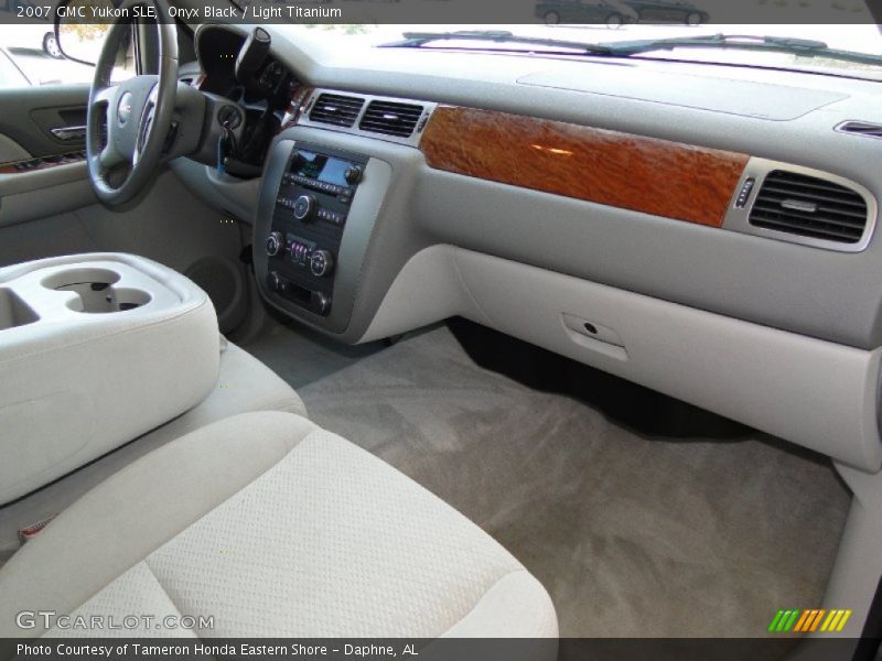 Onyx Black / Light Titanium 2007 GMC Yukon SLE