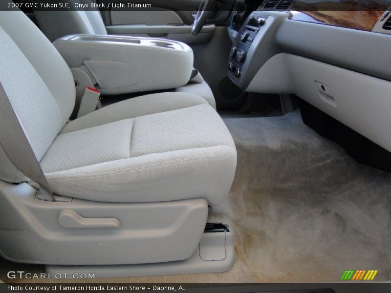Onyx Black / Light Titanium 2007 GMC Yukon SLE