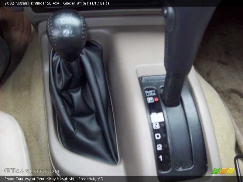 Glacier White Pearl / Beige 2002 Nissan Pathfinder SE 4x4