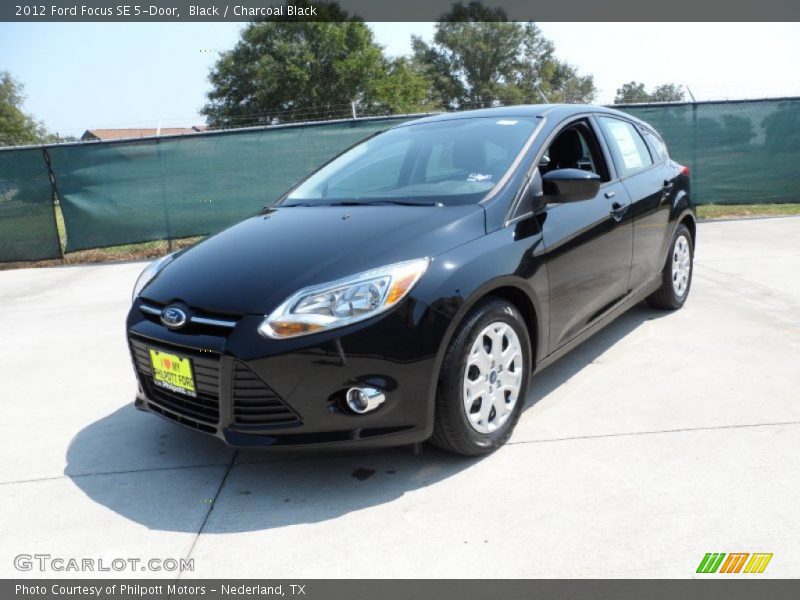 Front 3/4 View of 2012 Focus SE 5-Door