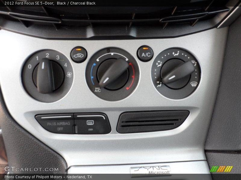 Controls of 2012 Focus SE 5-Door