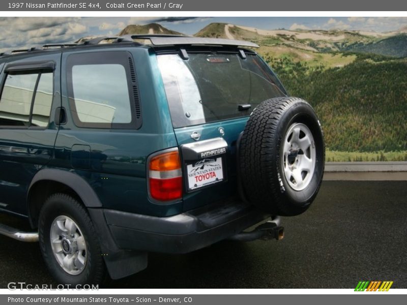 Cobalt Green Pearl / Gray 1997 Nissan Pathfinder SE 4x4