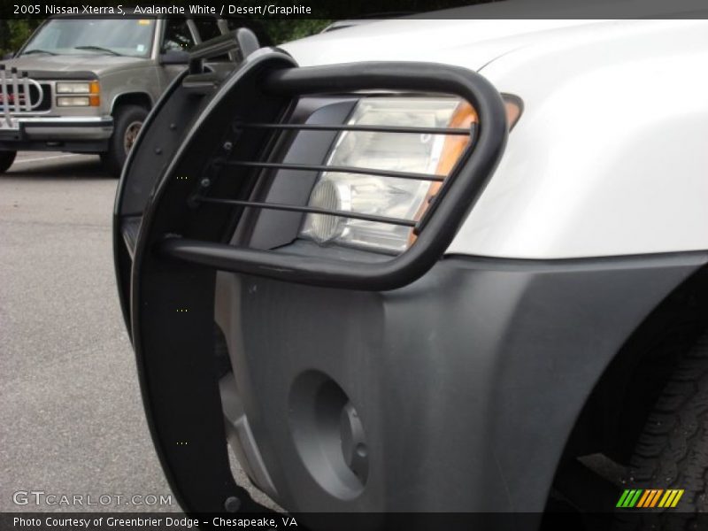Avalanche White / Desert/Graphite 2005 Nissan Xterra S