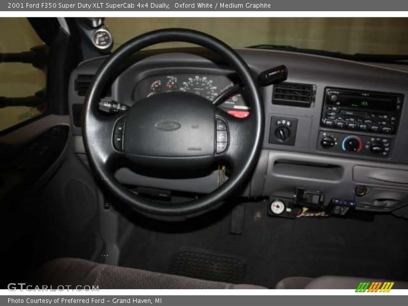 Dashboard of 2001 F350 Super Duty XLT SuperCab 4x4 Dually