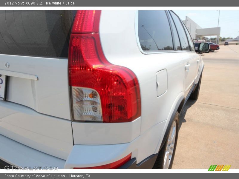 Ice White / Beige 2012 Volvo XC90 3.2