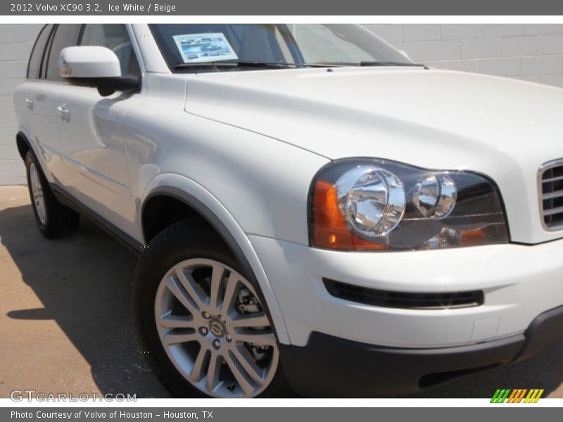 Ice White / Beige 2012 Volvo XC90 3.2