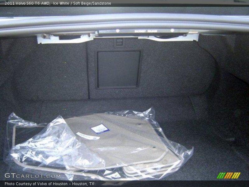 Ice White / Soft Beige/Sandstone 2011 Volvo S60 T6 AWD