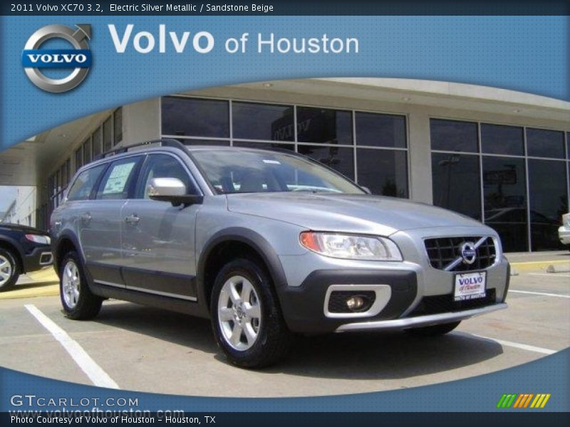 Electric Silver Metallic / Sandstone Beige 2011 Volvo XC70 3.2