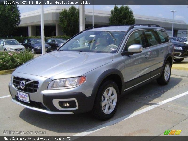Electric Silver Metallic / Sandstone Beige 2011 Volvo XC70 3.2