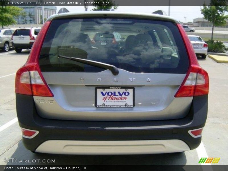Electric Silver Metallic / Sandstone Beige 2011 Volvo XC70 3.2