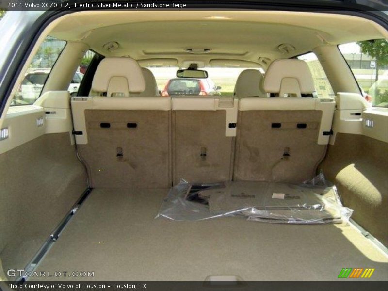 Electric Silver Metallic / Sandstone Beige 2011 Volvo XC70 3.2
