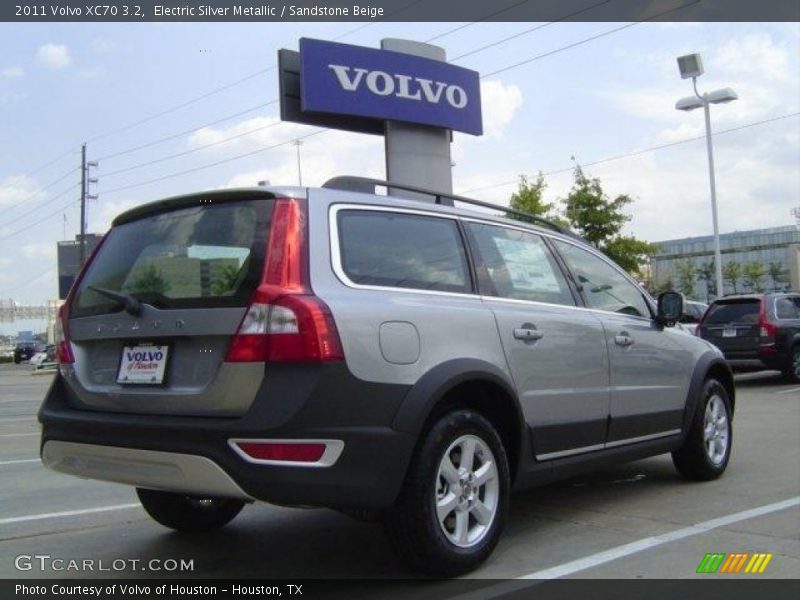 Electric Silver Metallic / Sandstone Beige 2011 Volvo XC70 3.2