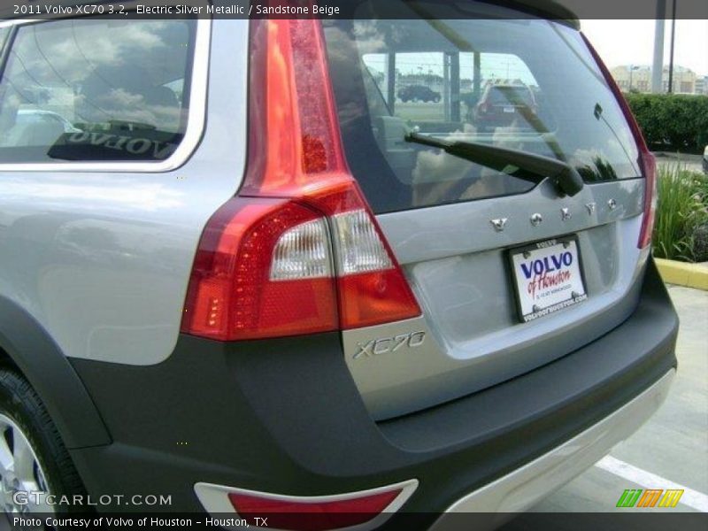 Electric Silver Metallic / Sandstone Beige 2011 Volvo XC70 3.2