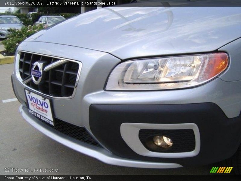 Electric Silver Metallic / Sandstone Beige 2011 Volvo XC70 3.2