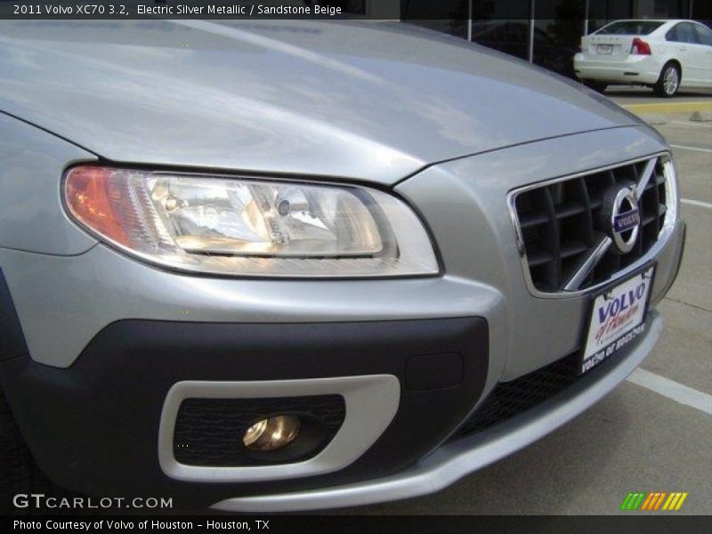 Electric Silver Metallic / Sandstone Beige 2011 Volvo XC70 3.2