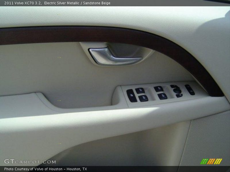 Electric Silver Metallic / Sandstone Beige 2011 Volvo XC70 3.2