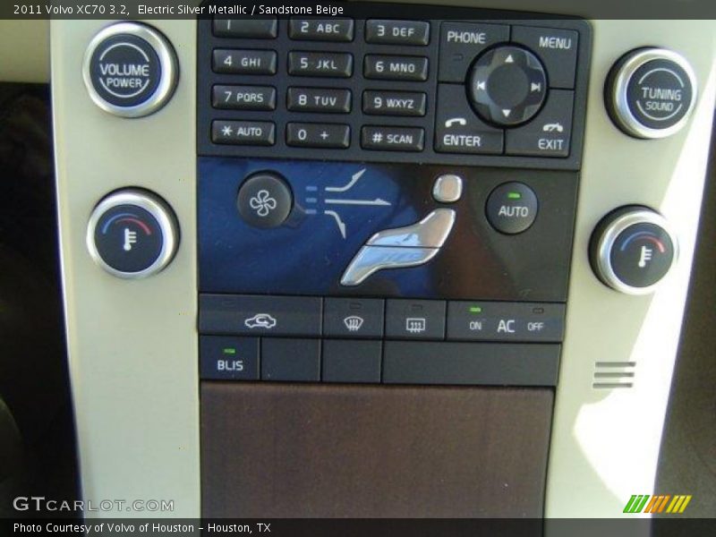 Electric Silver Metallic / Sandstone Beige 2011 Volvo XC70 3.2