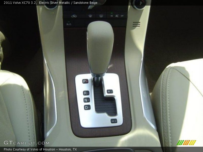 Electric Silver Metallic / Sandstone Beige 2011 Volvo XC70 3.2