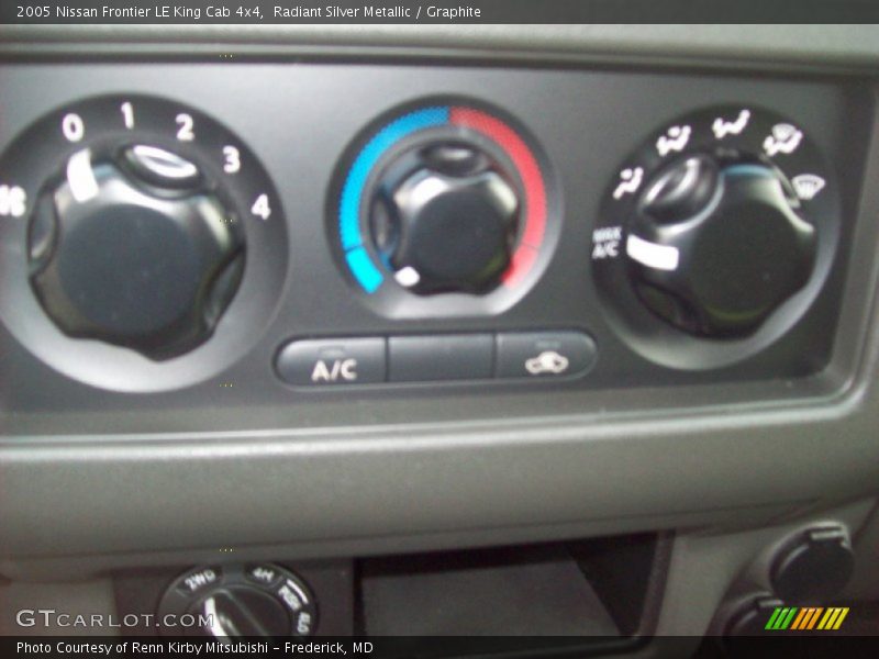 Radiant Silver Metallic / Graphite 2005 Nissan Frontier LE King Cab 4x4